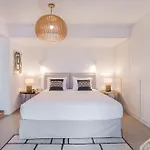 Bohemian Blue - 7 Bdrm - In 200m - Mg Villa